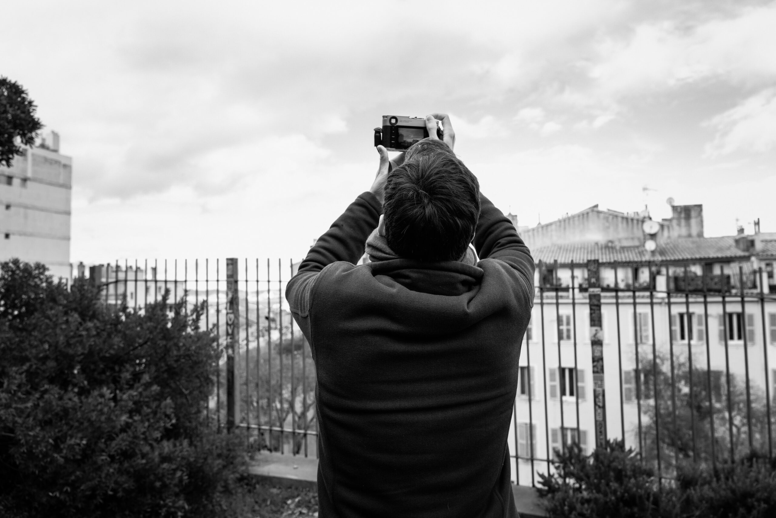 Guillaume Belguedj en train de photographier à Marseille Leica